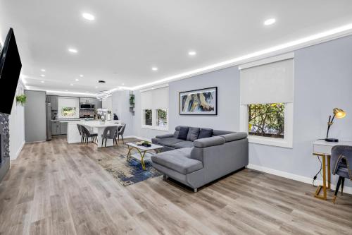 Ruang duduk di Luxury 3BR House in Charlotte