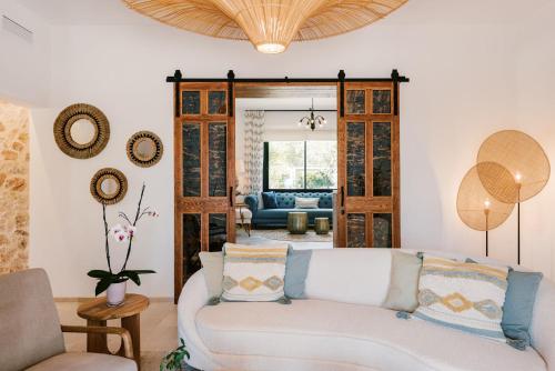 ein Wohnzimmer mit einem Sofa und einem Stuhl in der Unterkunft Can Pep Gibert in Ibiza-Stadt