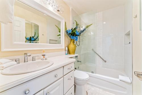 a bathroom with a sink and a shower and a toilet at Alpine Chalet in Leavenworth