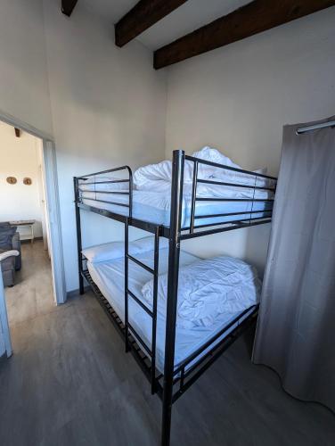 quelques lits superposés dans une chambre dans l'établissement Ski'libre, à Bolquère-Pyrénées 2000