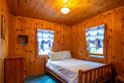 Tempat tidur dalam kamar di Smith Family Cottages