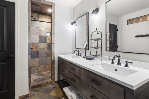 a bathroom with a sink and a shower at Rockin' 7 in Glen Rose