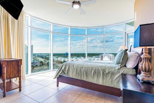 1 dormitorio con cama y ventana grande en Turquoise Place 809D, en Orange Beach