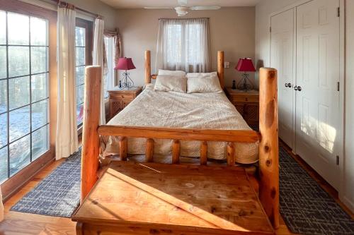 una camera con letto in legno e finestre di The Resting Point a Wilmington