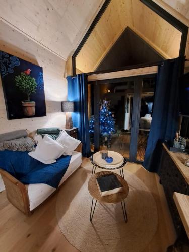 - un salon avec un lit et un arbre de Noël dans l'établissement LA MAISON D INÈS and UGOLIN & SPA, à Baccarat