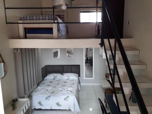 um quarto com 2 beliches e uma escada em Casa do Henrique 3 em Sorocaba