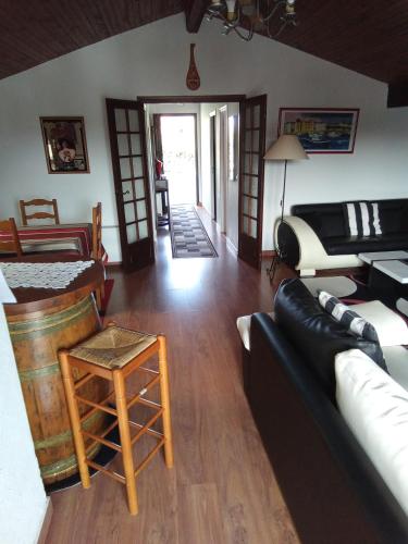 un salon avec un canapé et une table dans l'établissement Appartement dans villa Saint Jean de Luz, à Saint-Jean-de-Luz