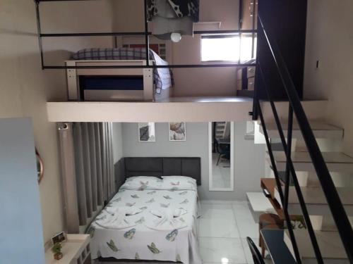 Zimmer mit 2 Etagenbetten und einer Treppe in der Unterkunft Casa do Henrique 3 in Sorocaba