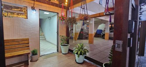 um quarto com vasos de plantas no chão de um edifício em Residencial Nicole em Florianópolis