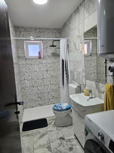 ein Badezimmer mit Badewanne, Toilette und Waschbecken in der Unterkunft Kuća za odmor Antunović in Habjanovci