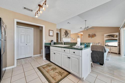 Una cocina con fregadero y una sala de estar. en Bay Dreamin, en Gulf Highlands