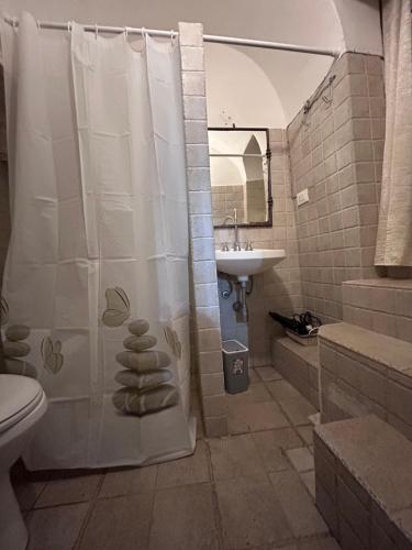 オストゥーニにあるLa Casoddaのバスルーム(シャワー、シンク付)