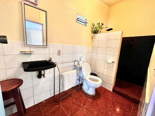 uma casa de banho com um WC e um lavatório em Alma Music Temple em Herradura