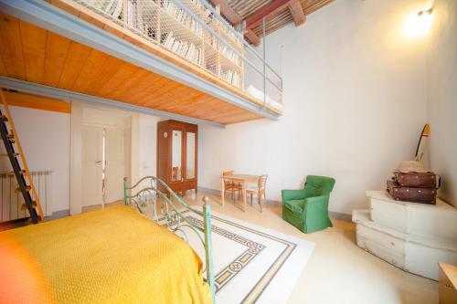 - une chambre avec des lits superposés et un escalier dans l'établissement B&B Stella 10, à Naples