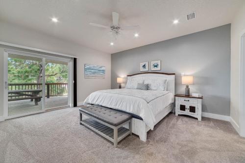 Un dormitorio con una cama grande y un balcón. en Bay Breeze, en Orange Beach