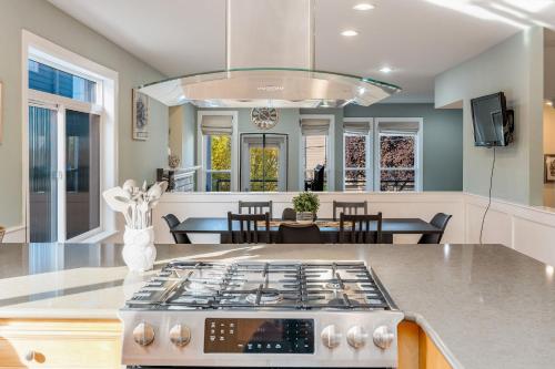 una cucina e un soggiorno con piano cottura e forno di Phinney Guest House BY Betterstay a Seattle