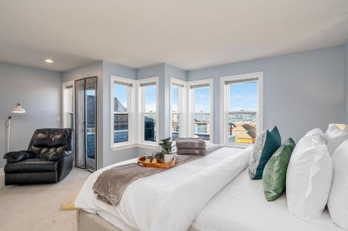 1 dormitorio con 1 cama blanca grande y ventanas en Phinney Guest House BY Betterstay, en Seattle