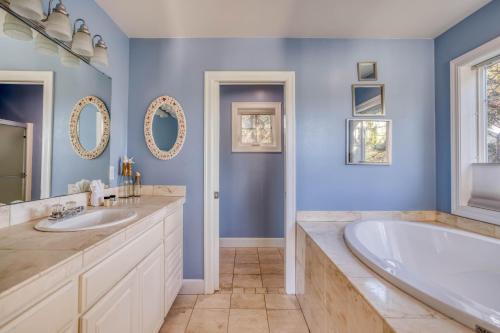 Baño azul con bañera y lavamanos en The Lodge MCA 196, en Manzanita