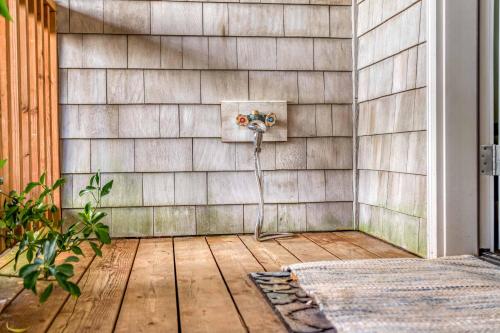 a room with a flower on the side of a house at The Lodge MCA 196 - Meredith Lodging in Manzanita