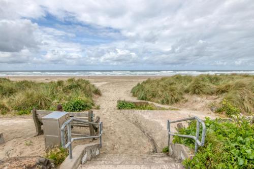 a stairway to the beach with the ocean in the background at The Lodge MCA 196 - Meredith Lodging in Manzanita