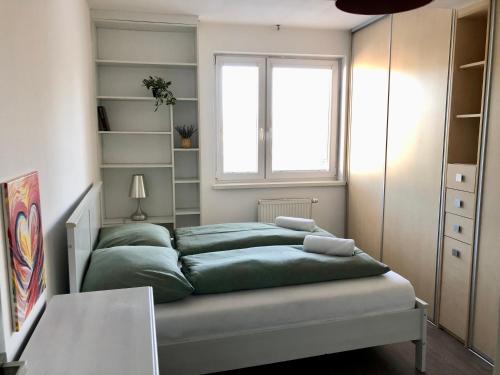 Posteľ alebo postele v izbe v ubytovaní Apartmán v centre Žiliny s parkovaním