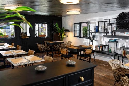 un ristorante con tavoli e sedie in una stanza di Hydeout Bakuriani a Bakuriani
