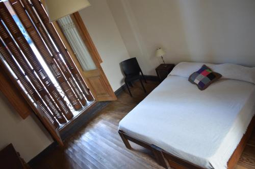 a small bedroom with a bed and a window at Habitaciones en Casa Céntrica cerca de todo in Colonia del Sacramento