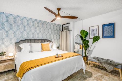 um quarto com uma cama e uma ventoinha de tecto em Maui Vista 3114 BY Betterstay em Kihei