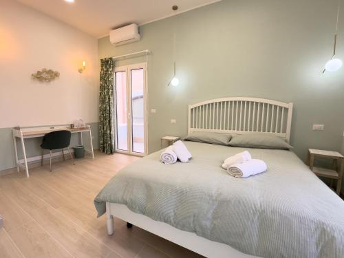 una camera da letto con un letto e due asciugamani di Real poggio a Napoli