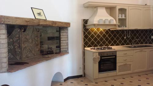 Η κουζίνα ή μικρή κουζίνα στο Agriturismo Debbione Marconi