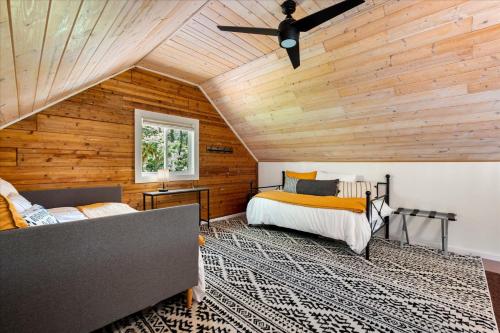 1 dormitorio con 1 cama y 1 sofá en Cushman Hideaway BY Betterstay, en Hoodsport