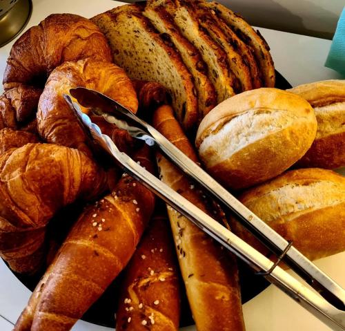 een stapel van verschillende soorten brood en croissants bij B&B President in Zagreb