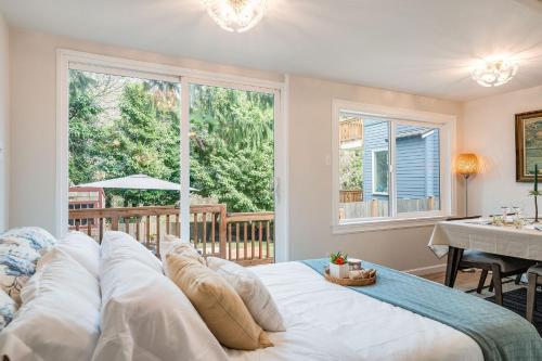 uma cama grande num quarto com uma janela grande em Brygger Cottage BY Betterstay em Seattle