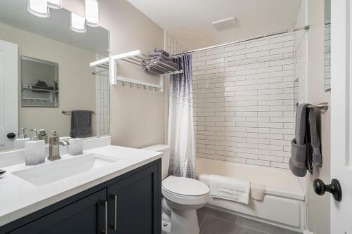 biała łazienka z umywalką i toaletą w obiekcie Queen Ann Flat BY Betterstay w mieście Seattle