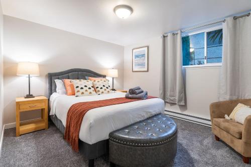 sypialnia z łóżkiem, krzesłem i oknem w obiekcie Queen Ann Flat BY Betterstay w mieście Seattle