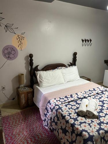 1 dormitorio con 1 cama con 2 toallas en Chalé Ouro Verde, en Angra dos Reis