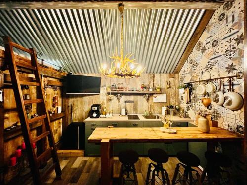 耶齊候比特的住宿－Tiny House Všemily，厨房配有一张大木桌和吊灯。
