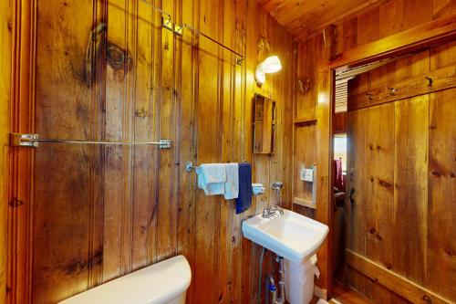 uma casa de banho em madeira com um lavatório e um WC em Castine Cottages # 4 em Castine