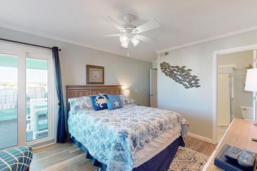 - une chambre avec un lit et un ventilateur de plafond dans l'établissement Seaspray 320, à Atlantic Beach