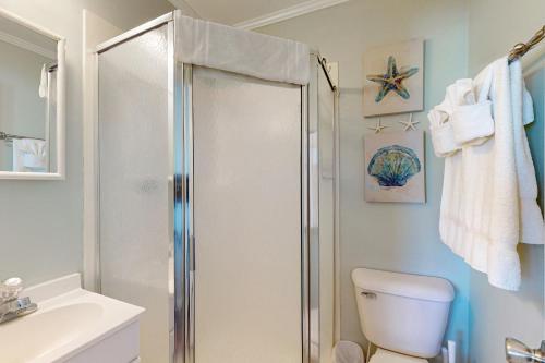 La salle de bains est pourvue d'une douche, de toilettes et d'un lavabo. dans l'établissement Seaspray 320, à Atlantic Beach