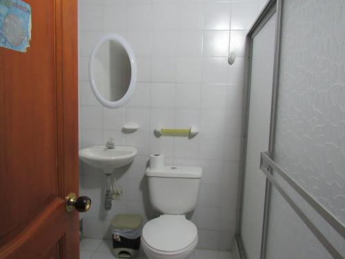 ein kleines Bad mit WC und Waschbecken in der Unterkunft HOTEL COLONIAL in Ipiales