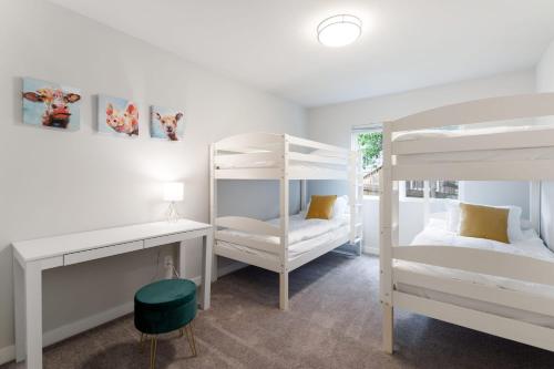sypialnia z 2 łóżkami piętrowymi i biurkiem w obiekcie Kubota Family Home BY Betterstay w mieście Seattle