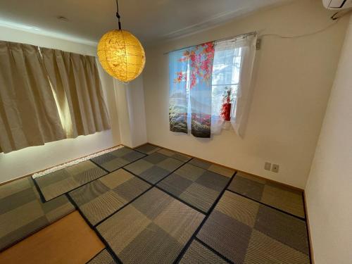 Pokój z dwoma obrazami na ścianie i lampą w obiekcie 赤羽Japanese-Style private Villa & Bike w Tokio