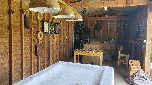 eine Tischtennisplatte in einem Zimmer mit Holzwänden in der Unterkunft Domaine De La Tuillerie in Chaillac