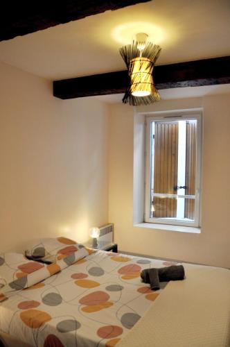 une chambre avec un grand lit et une fenêtre dans l'établissement Cozy 1-Bedroom Apartment near Vieux-Port, à Marseille