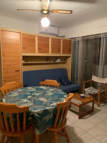 un salon avec une table et un canapé dans l'établissement studio bord de mer, au Grau-du-Roi