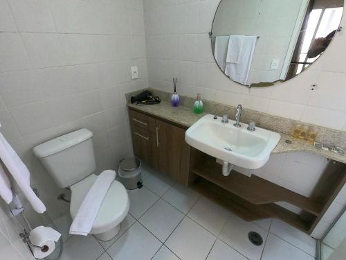 ein Badezimmer mit einem WC, einem Waschbecken und einem Spiegel in der Unterkunft Maximus Luxury NYC Berrini III in São Paulo