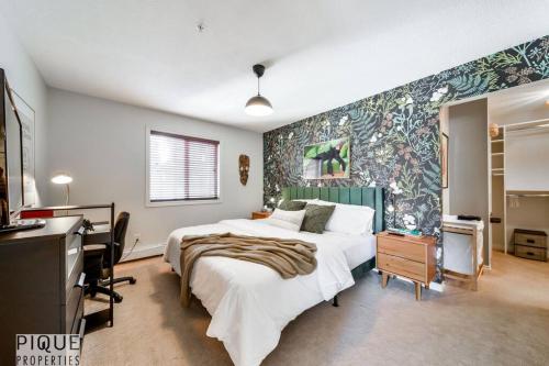 een slaapkamer met 2 bedden en een bureau. bij The Breakfast Club Suite - King Bed & AC - Patio - UG Park in Edmonton