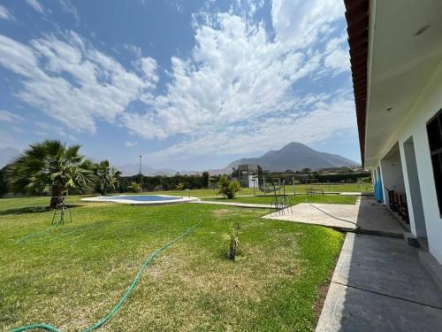 un patio con una manguera en el césped en Casa de Campo en Conache, en Trujillo