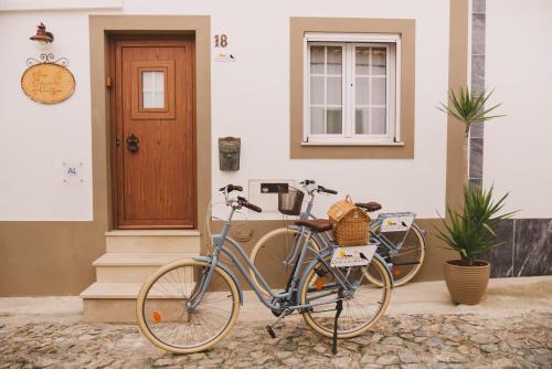 dos bicicletas estacionadas frente a una casa en Casa Coração Alentejano- Casas com EnCanto, en Reguengos de Monsaraz